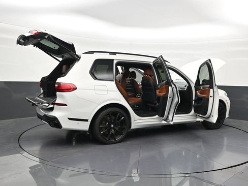Used 2022 BMW X7 xDrive40i w/ M Sport Package AWD/4WD image 32