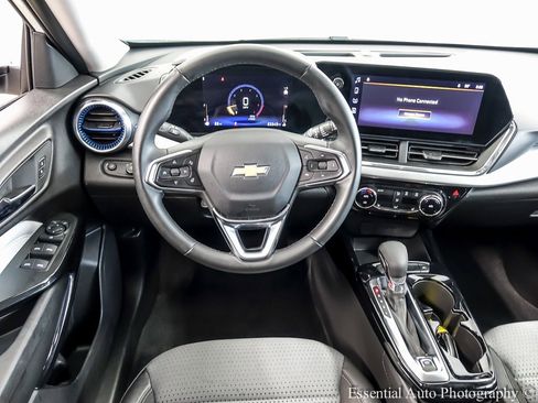 Used 2025 Chevrolet Trax LT w/ LT Convenience Package image 12