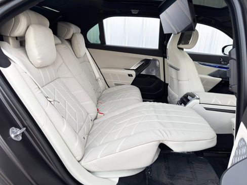 Used 2023 BMW i7 xDrive60 image 47