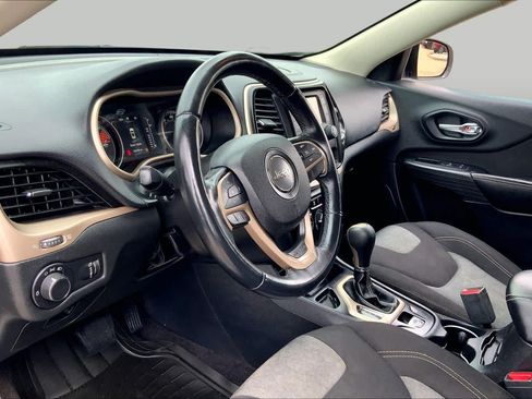 Used 2016 Jeep Cherokee Sport FWD image 18