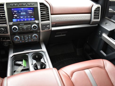 Used 2020 Ford F350 Platinum w/ Tremor Off-Road Package image 38