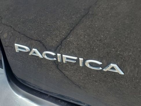 Used 2019 Chrysler Pacifica Limited w/ Tire & Wheel Group FWD image 8