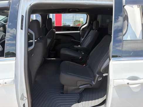 Used 2024 Chrysler Pacifica Touring FWD image 14