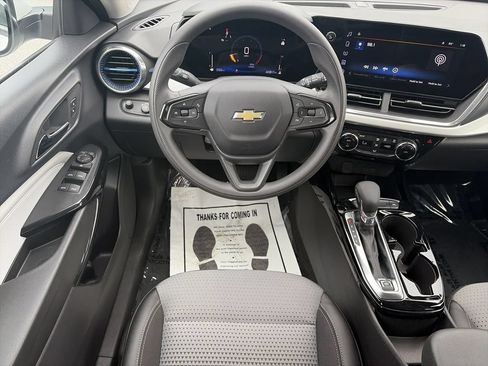 Used 2025 Chevrolet Trax LT FWD image 15