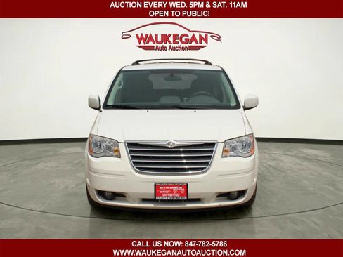 Used 2010 Chrysler Town & Country Touring FWD image 2