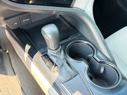 Used 2020 Toyota Camry SE FWD image 16