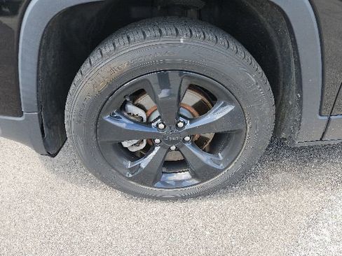 Used 2018 Jeep Cherokee Latitude w/ Altitude Package FWD image 10
