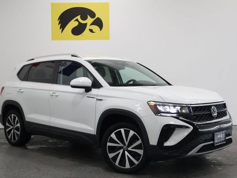 Used 2023 Volkswagen Taos SE image 2