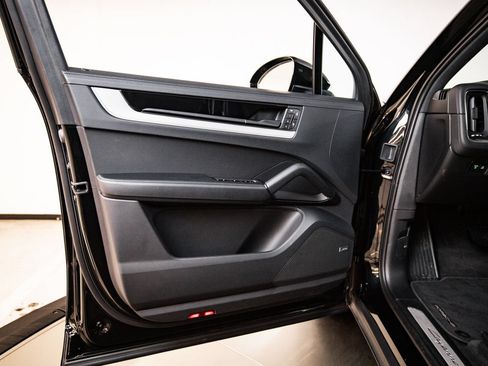 Certified 2026 Porsche Cayenne AWD/4WD image 23