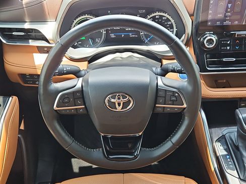 Used 2021 Toyota Highlander Platinum FWD image 32
