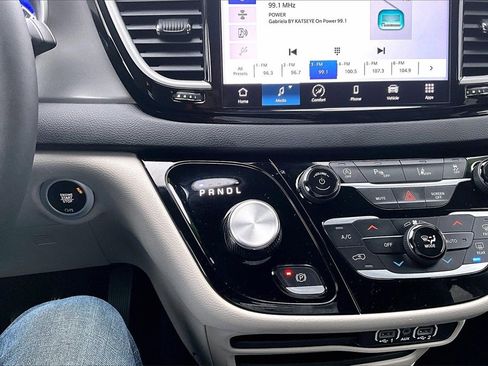 Used 2023 Chrysler Pacifica Touring-L image 31