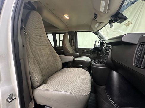 Used 2025 Chevrolet Express 3500 LT w/ LT Preferred Equipment Group RWD image 18