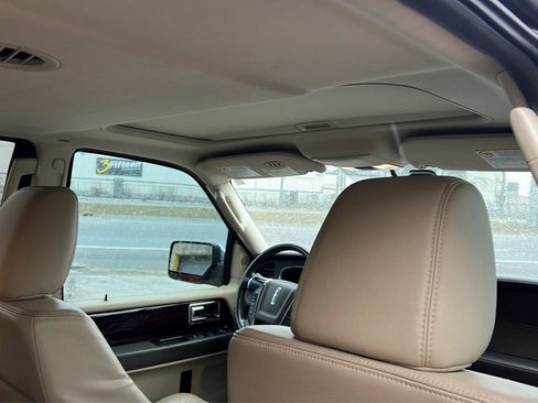 Used 2016 Lincoln Navigator Reserve image 12