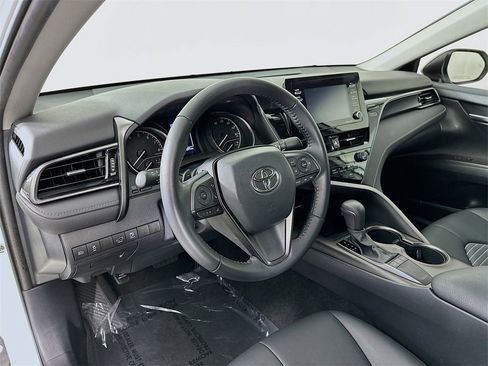 Used 2023 Toyota Camry SE image 9