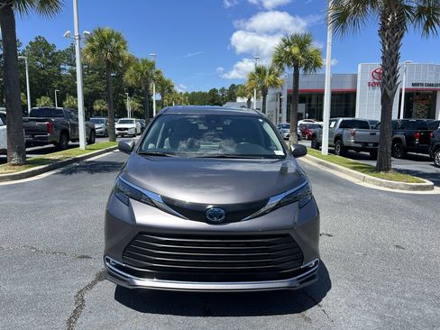 Used 2024 Toyota Sienna XLE FWD image 3