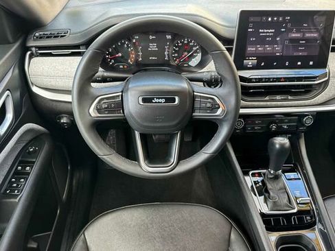 Used 2024 Jeep Compass Latitude image 11