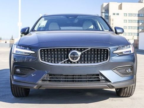 New 2026 Volvo V60 B5 Cross Country Plus w/ Climate Package image 2