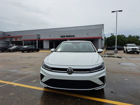 Used 2025 Volkswagen Jetta SE FWD image 2