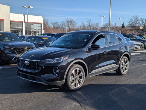 Used 2023 Ford Escape Platinum image 4