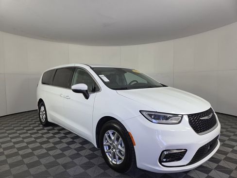 Certified 2023 Chrysler Pacifica Touring-L image 13