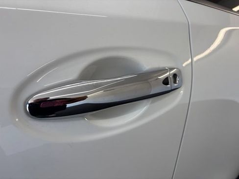 Used 2020 Nissan Rogue SV FWD image 2