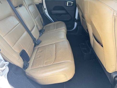 Used 2018 Jeep Wrangler Unlimited Sahara w/ Cold Weather Group AWD/4WD image 16
