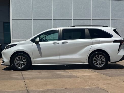 Certified 2024 Toyota Sienna XLE FWD image 8