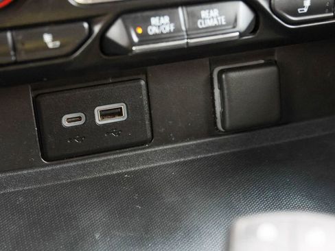 Used 2021 Chevrolet Tahoe Z71 w/ Luxury Package AWD/4WD image 28