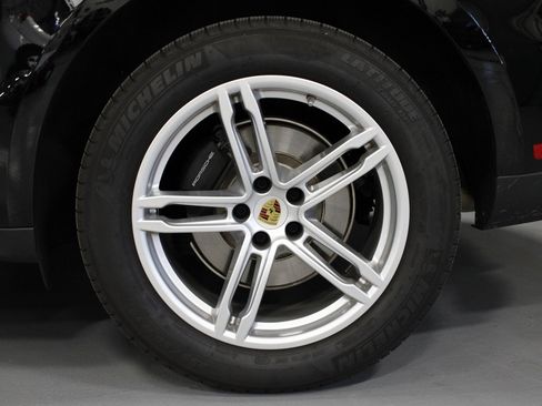 Used 2025 Porsche Macan image 12