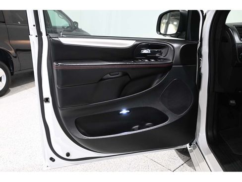 Used 2016 Dodge Grand Caravan R/T FWD image 27