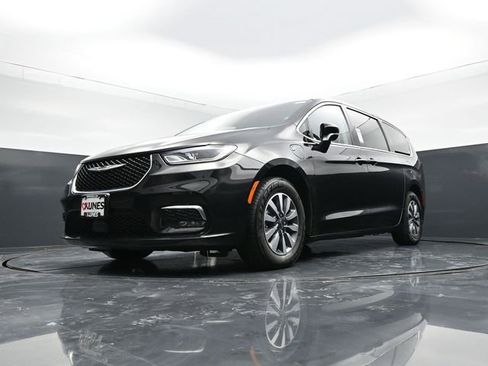 Used 2024 Chrysler Pacifica Select image 56
