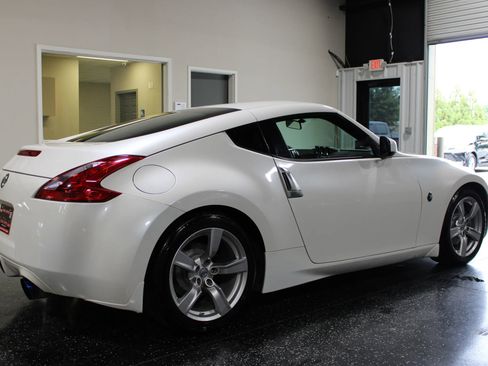 Used 2011 Nissan 370Z Coupe RWD image 4