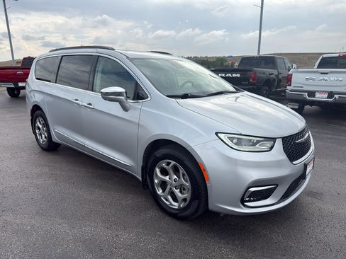 Certified 2022 Chrysler Pacifica Limited w/ Uconnect Theater Family Group AWD/4WD image 3