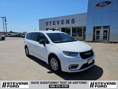 Used 2025 Chrysler Pacifica Select