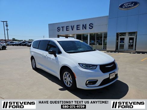 Used 2025 Chrysler Pacifica Select FWD image 1