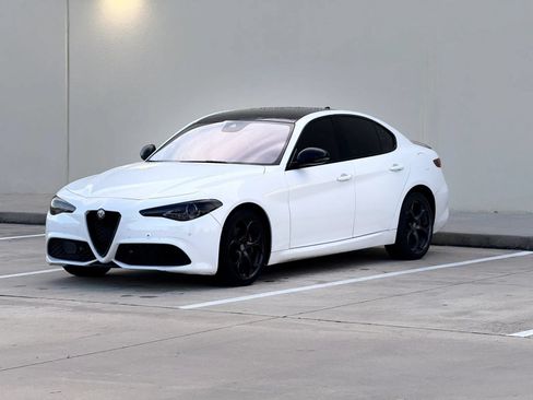 Used 2018 Alfa Romeo Giulia Ti Sport w/ Quick Order Package 22S Sport AWD/4WD image 3