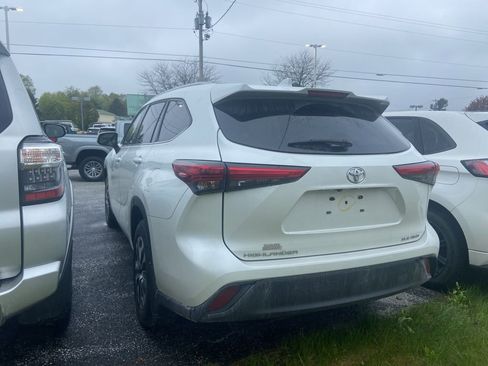 Used 2022 Toyota Highlander XLE AWD/4WD image 3