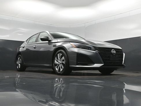 Used 2025 Nissan Altima 2.5 S FWD image 44