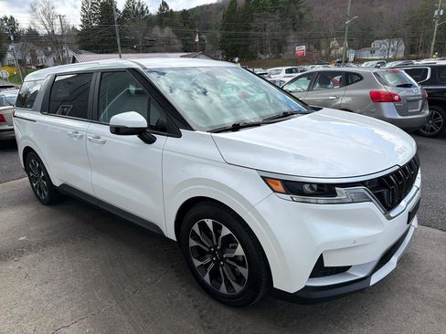 Used 2022 Kia Carnival EX image 3