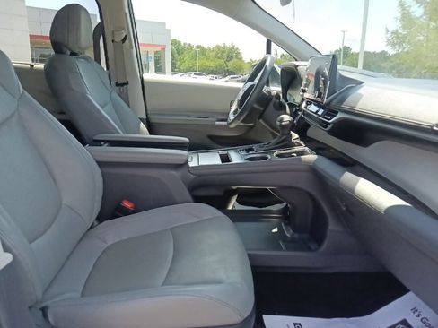 Used 2024 Toyota Sienna Limited FWD image 39