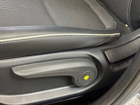 Used 2025 Hyundai Venue Limited FWD image 10