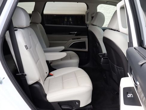 Used 2023 Kia Telluride EX w/ EX Captain's Chair Package AWD/4WD image 29