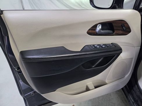 Used 2021 Chrysler Pacifica Limited AWD/4WD image 23
