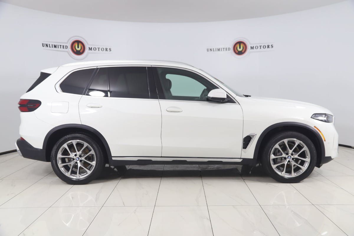Used 2024 BMW X5 xDrive40i w/ Parking Assistance Package AWD/4WD image 2