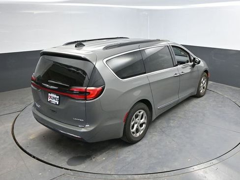 Used 2023 Chrysler Pacifica Limited image 34