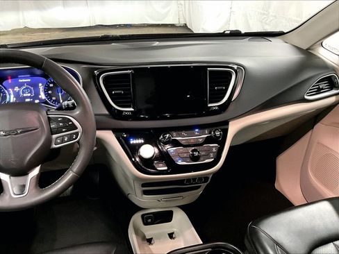 Used 2023 Chrysler Pacifica Touring-L FWD image 18
