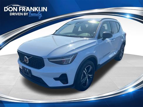 Used 2024 Volvo XC40 B5 Core AWD/4WD image 1