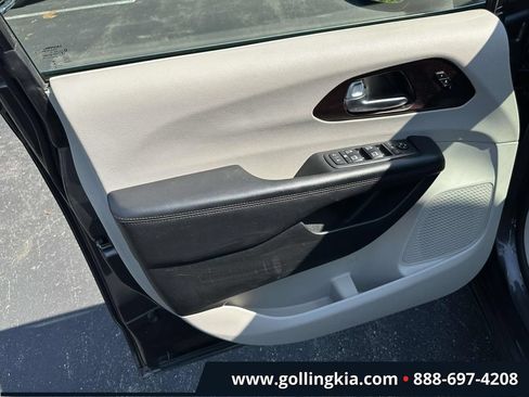 Used 2020 Chrysler Pacifica Limited FWD image 14