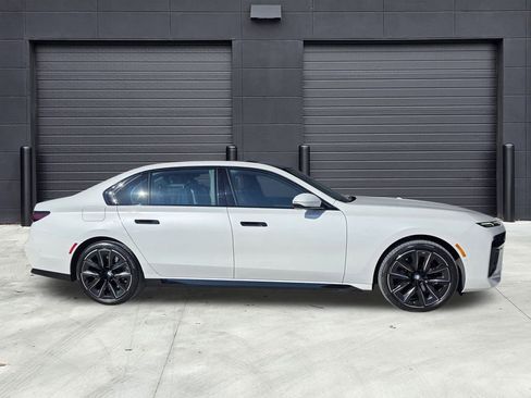 Used 2023 BMW 740i image 32