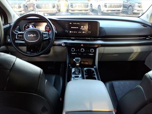 Used 2024 Kia Carnival LX image 19
